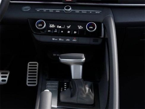 Used 2025 Hyundai Elantra SEL FWD image 18