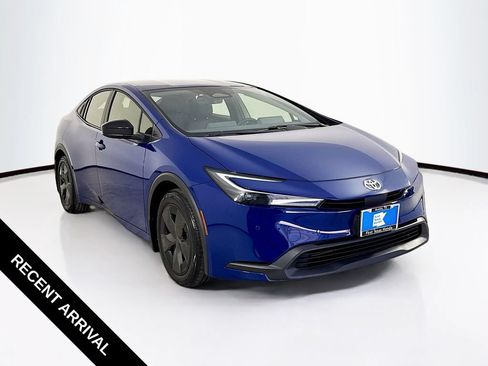 Used 2025 Toyota Prius LE FWD image 1