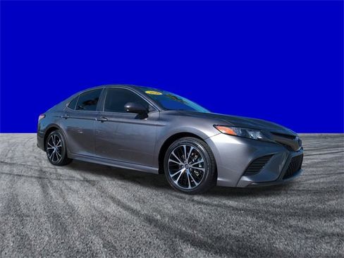 Used 2020 Toyota Camry SE image 2
