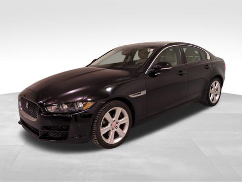 Used 2018 Jaguar XE Premium image 8