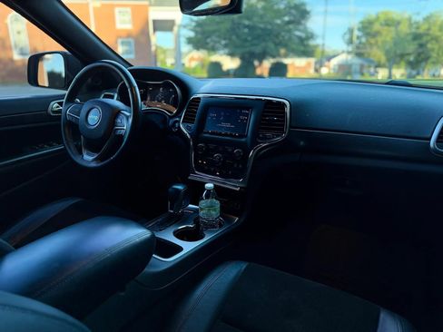 Used 2018 Jeep Grand Cherokee Altitude AWD/4WD image 12