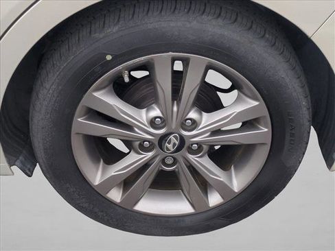 Used 2017 Hyundai Elantra SE image 12