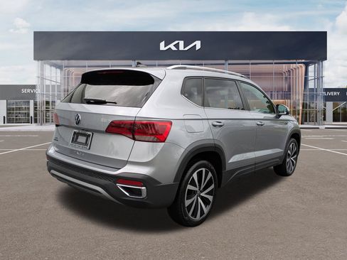 Used 2023 Volkswagen Taos SE w/ Panoramic Sunroof Package FWD image 4
