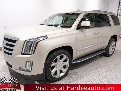 Used 2016 Cadillac Escalade Luxury RWD image 2