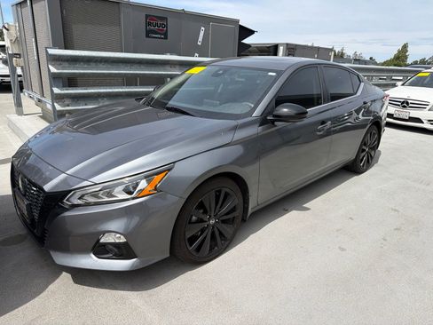 Used 2022 Nissan Altima 2.5 SR w/ Midnight Edition Package FWD image 2