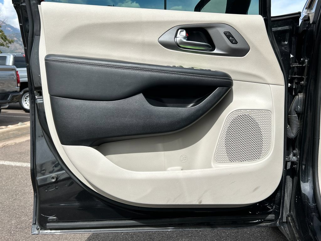 Used 2024 Chrysler Pacifica Touring-L FWD image 31