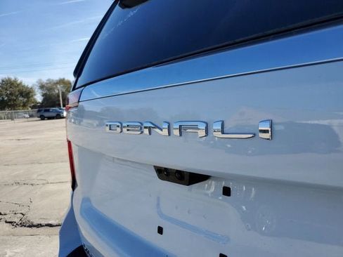 New 2026 GMC Yukon XL Denali w/ Denali Reserve Package AWD/4WD image 9