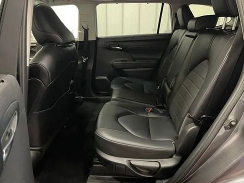 Used 2022 Toyota Highlander XLE image 10