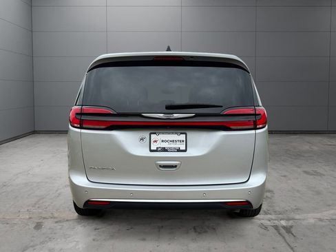 Used 2024 Chrysler Pacifica Touring-L FWD image 4