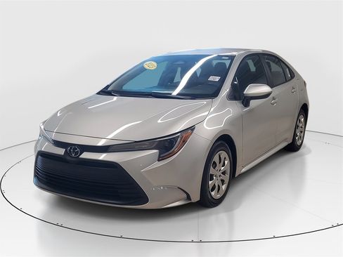 Used 2023 Toyota Corolla LE image 3