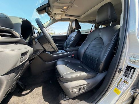 Used 2023 Toyota Highlander XLE image 5
