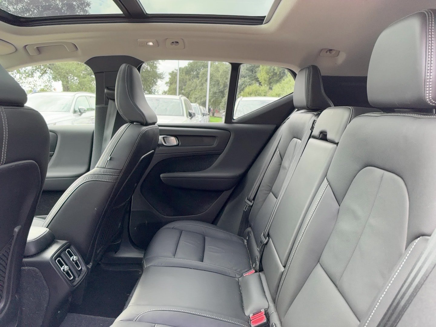 Certified 2024 Volvo XC40 B5 Plus AWD/4WD image 13