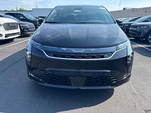 Used 2027 Chrysler Pacifica Select FWD image 2