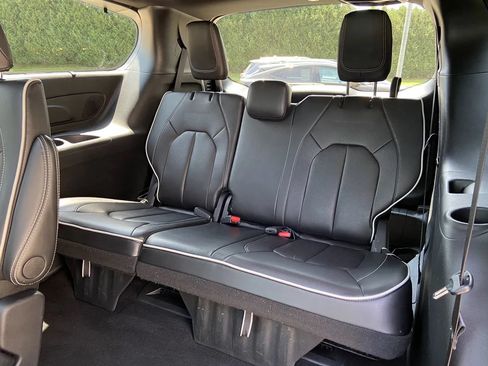 Used 2025 Chrysler Pacifica Limited FWD image 26