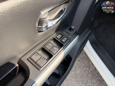 Used 2024 Nissan Titan SV AWD/4WD image 11