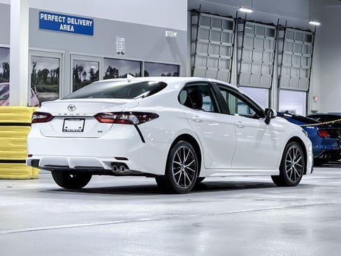 Used 2023 Toyota Camry SE FWD image 9