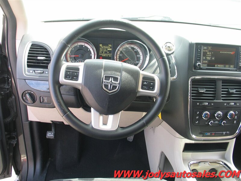 Used 2016 Dodge Grand Caravan SXT w/ Rear Park Assist Package FWD image 6