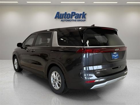 Used 2022 Kia Carnival LX image 5