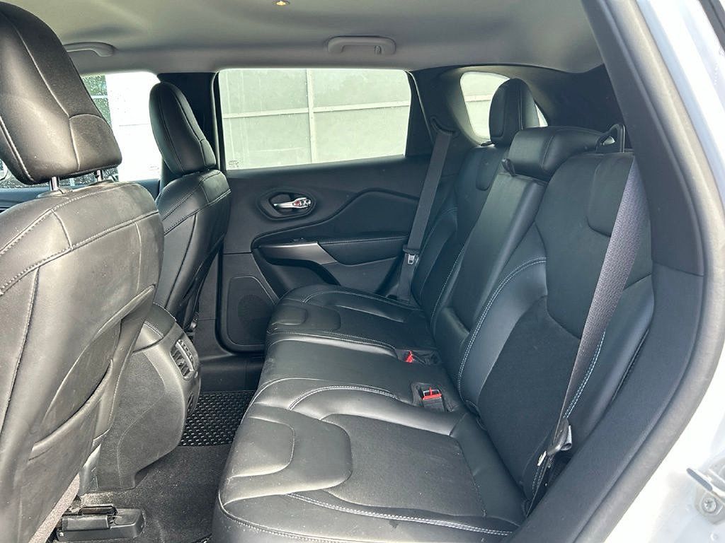 Used 2020 Jeep Cherokee Latitude Plus w/ Cold Weather Group AWD/4WD image 9