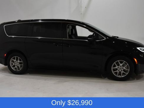 Used 2024 Chrysler Pacifica Touring-L image 3