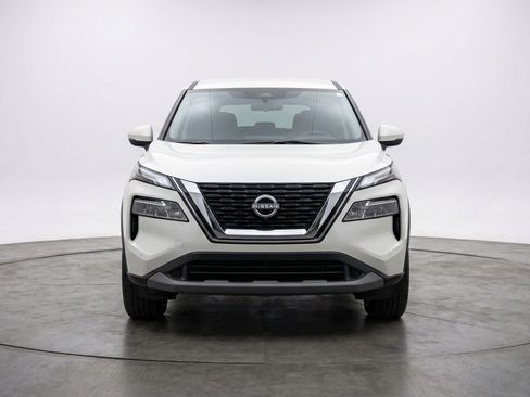 Used 2025 Nissan Rogue SV image 2