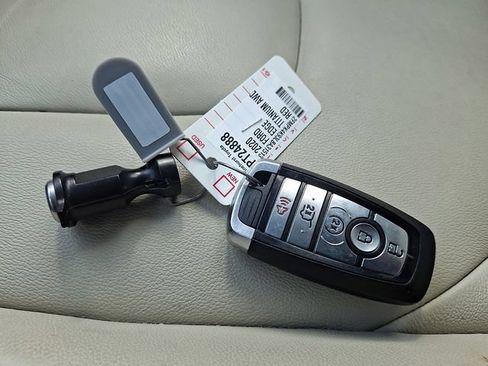 Used 2020 Ford Edge Titanium AWD/4WD image 24
