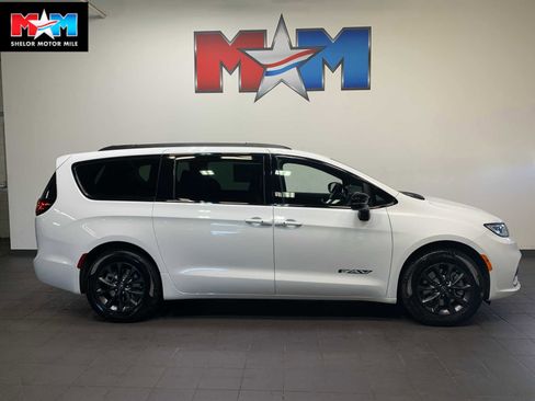 New 2026 Chrysler Pacifica Select image 1