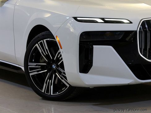 Certified 2023 BMW 760i xDrive image 3