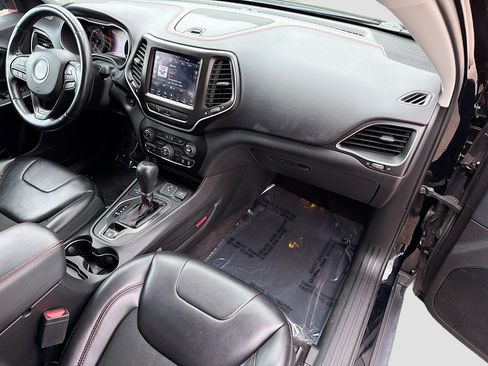 Used 2019 Jeep Cherokee Trailhawk w/ Cold Weather Group AWD/4WD image 13
