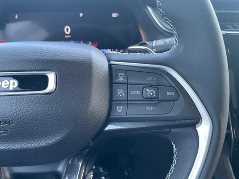Used 2023 Jeep Grand Cherokee Altitude AWD/4WD image 16