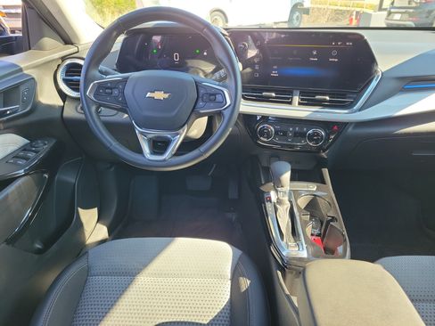 Used 2024 Chevrolet Trax LT w/ LT Convenience Package FWD image 10