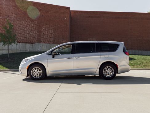 Used 2024 Chrysler Pacifica Touring-L image 6