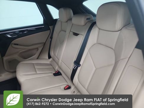Used 2020 Porsche Macan AWD/4WD image 30