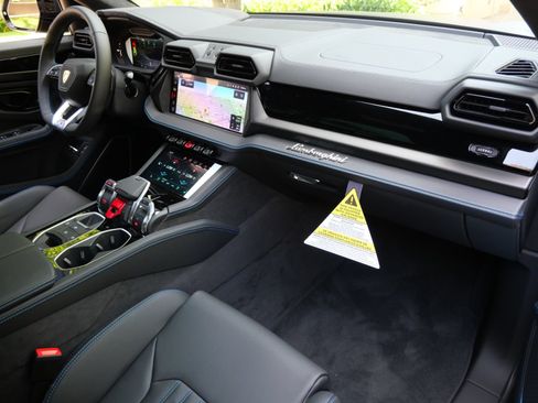 Used 2025 Lamborghini Urus SE AWD/4WD image 25