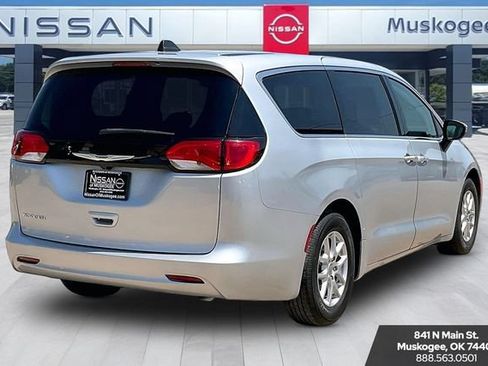 Used 2023 Chrysler Voyager LX FWD image 5