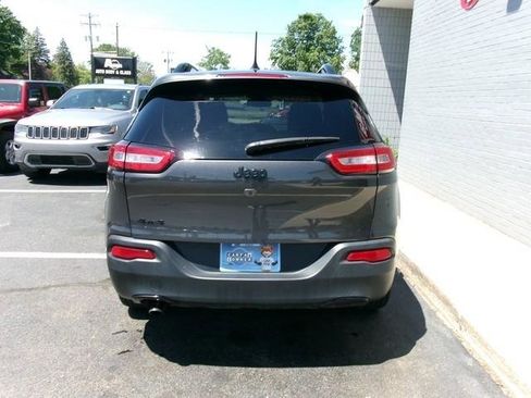 Used 2016 Jeep Cherokee Latitude w/ Cold Weather Group AWD/4WD image 5