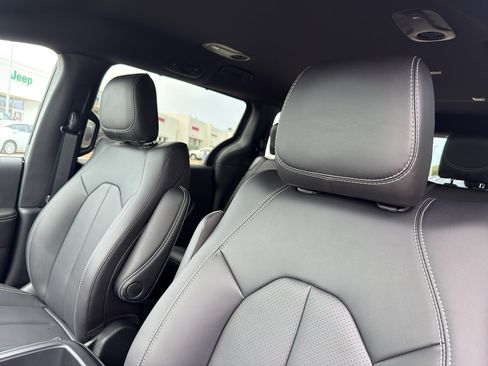 New 2026 Chrysler Pacifica Select FWD image 27