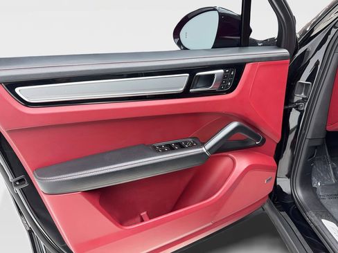 Used 2023 Porsche Cayenne Platinum Edition image 35