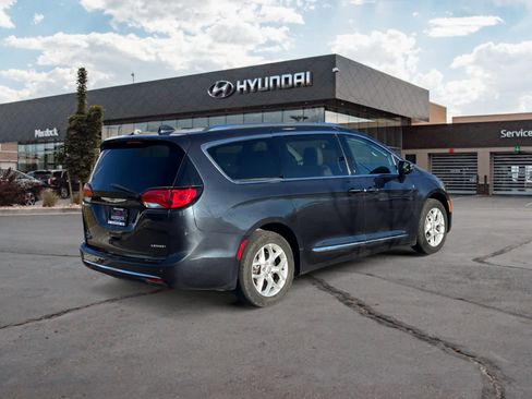 Used 2020 Chrysler Pacifica Limited image 5