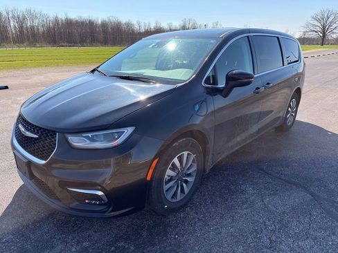 Used 2023 Chrysler Pacifica Touring-L image 15