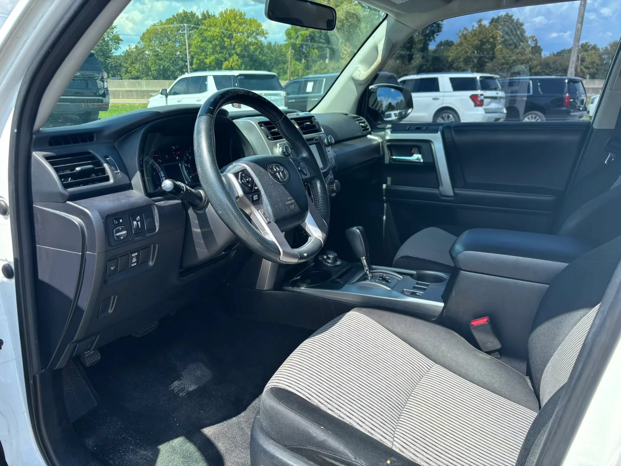 Used 2016 Toyota 4Runner SR5 AWD/4WD image 11