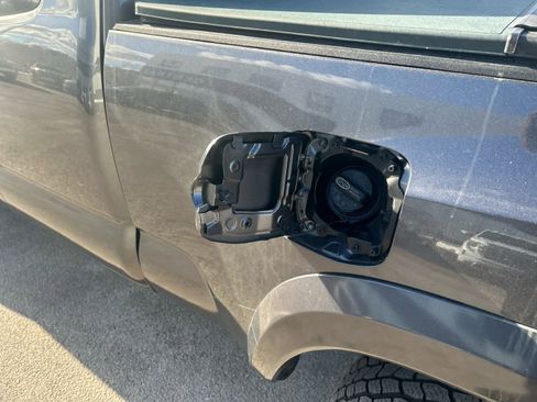Used 2018 Toyota Tacoma TRD Sport image 9