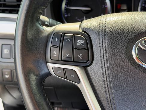 Used 2018 Toyota Highlander XLE AWD/4WD image 16
