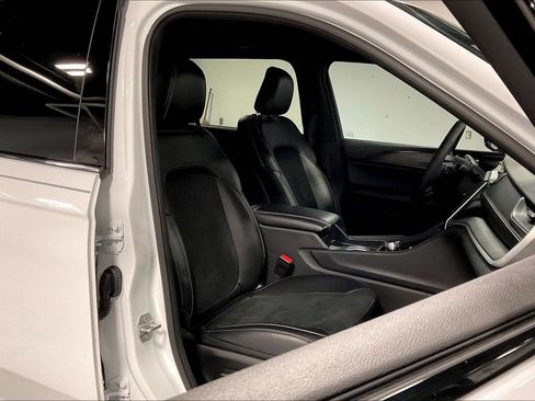 Used 2025 Jeep Grand Cherokee L Altitude RWD image 9