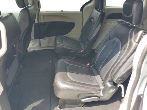 Used 2023 Chrysler Pacifica Touring-L FWD image 25