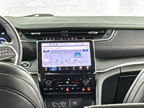 Used 2024 Jeep Grand Cherokee Limited image 17