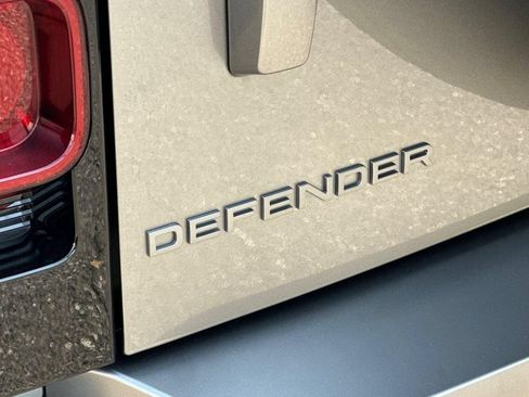 Certified 2025 Land Rover Defender 110 X-Dynamic SE AWD/4WD image 33