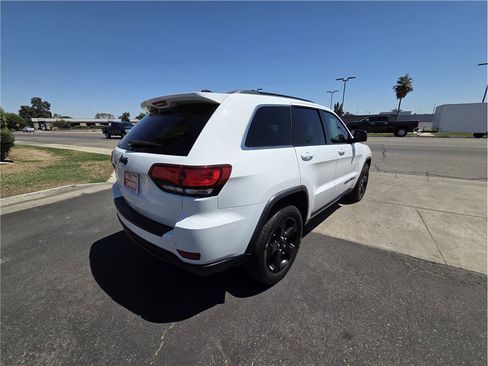 Used 2019 Jeep Grand Cherokee Laredo RWD image 5