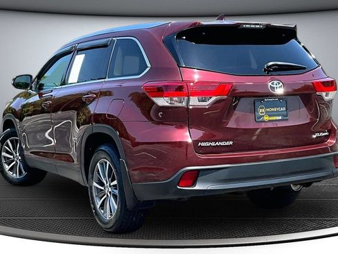 Used 2019 Toyota Highlander XLE AWD/4WD image 4