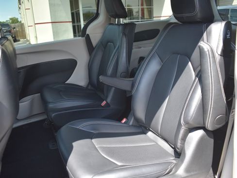 Used 2024 Chrysler Pacifica Limited FWD image 16